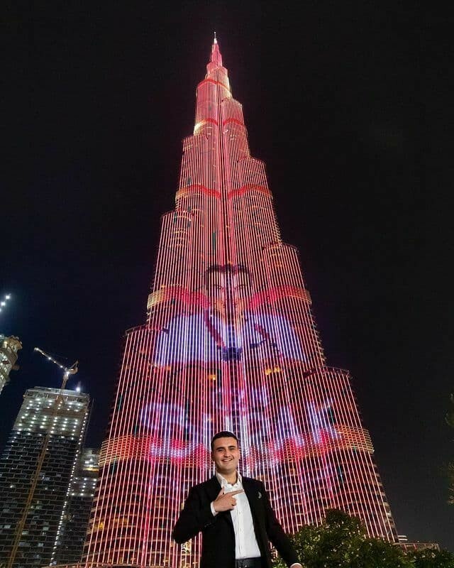 برج خليفة يتزين بصورة الشيف بوراك! 