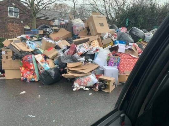 أكوام من القمامة أمام المتاجر بعد عيد الميلاد تثير غضب السكان 