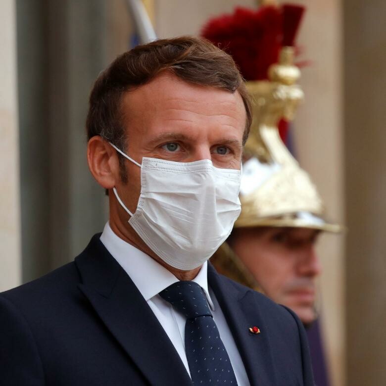 الرئيس الفرنسي إيمانويل ماكرون: يعاني من الحمى والسعال والتعب، بعد إصابته بفيروس كورونا 