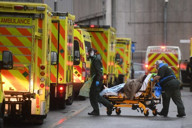 نقص حاد في عدد أسرة المستشفيات في لندن، وتزايد عدد وفيات كورونا 