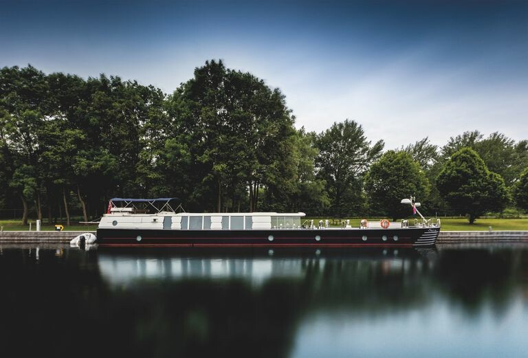 modern-houseboat-for-sale-battersea-savvy-barge-battersea-knight-frank-8-1594135000