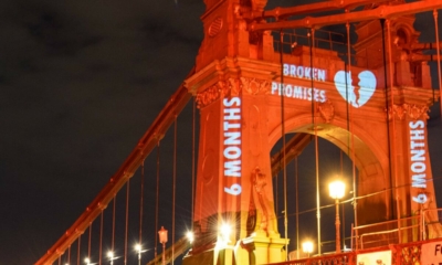 جسر هامرسميث يحمل أكبر بطاقة حب ومضيئاً باللون الأحمر 