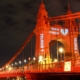 جسر هامرسميث يحمل أكبر بطاقة حب ومضيئاً باللون الأحمر 
