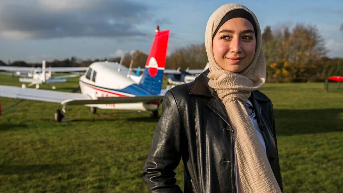 سفيرة النوايا الحسنة مايا غزال.. أول لاجئة سورية تقود طائرة في بريطانيا 
