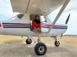 سفيرة النوايا الحسنة مايا غزال.. أول لاجئة سورية تقود طائرة في بريطانيا 