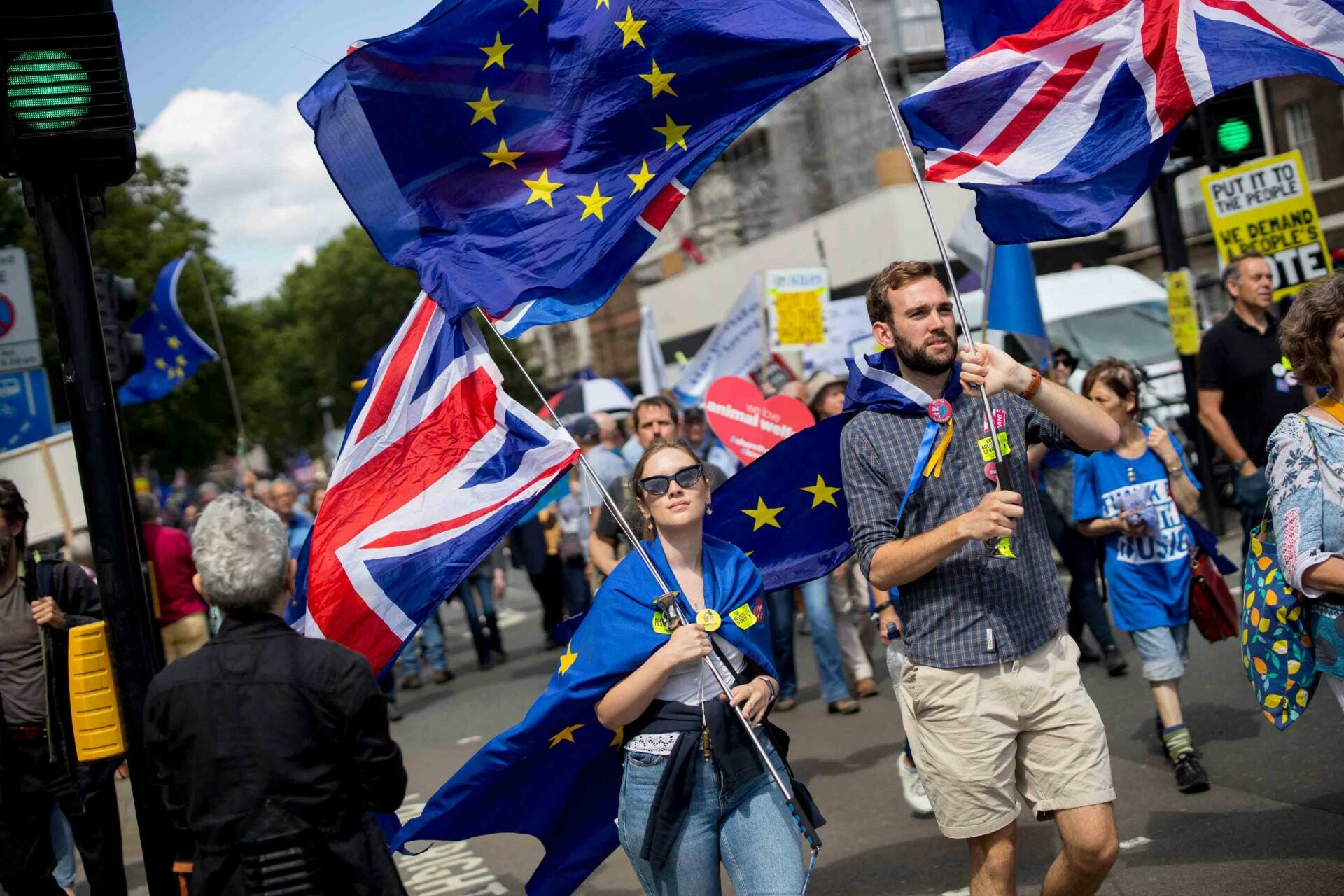 حق الإقامة في بريطانيا لأكثر من 5 ملايين مواطن أوروبي 
