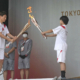 الشعلة الأولمبية تصل إلى طوكيو بصمت وبدون موكب جماهيري 
