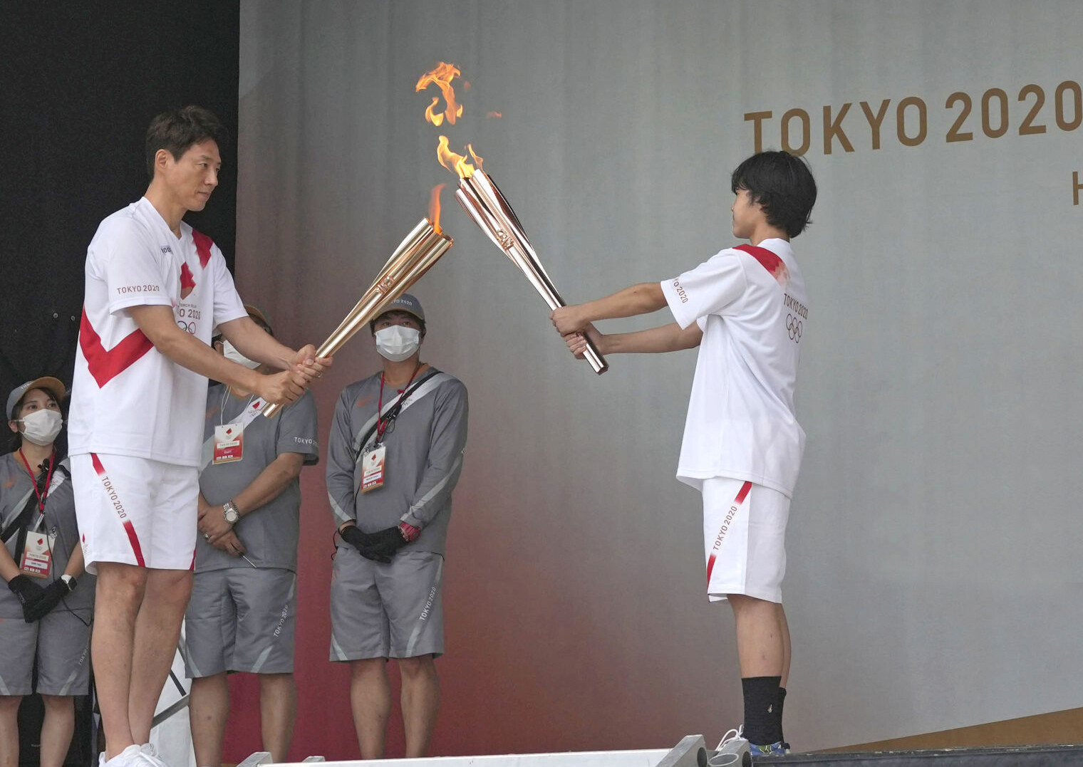 الشعلة الأولمبية تصل إلى طوكيو بصمت وبدون موكب جماهيري 