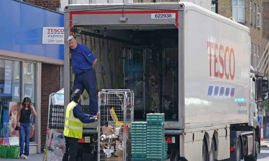 سائقو الشاحنات في بريطانيا يخططون لإضراب شامل لتحسين ظروف عملهم 