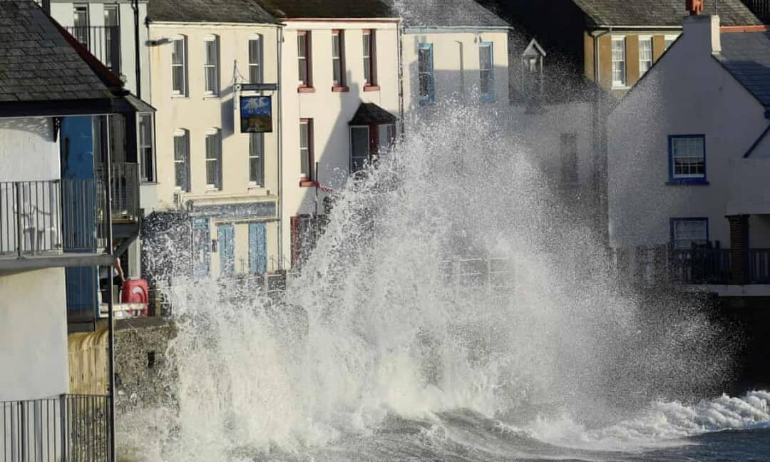 العاصفة إيفرت: رياح عاتية وأمطار غزيرة تضرب جنوب غرب إنجلترا 