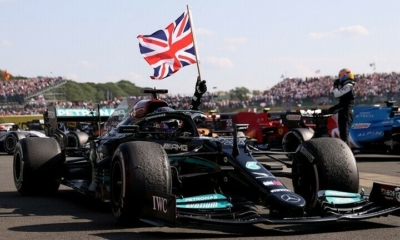 لويس هاميلتون يتعرض لإساءة عنصرية بعد فوزه بسباق بريطانيا للفورمولا 1 
