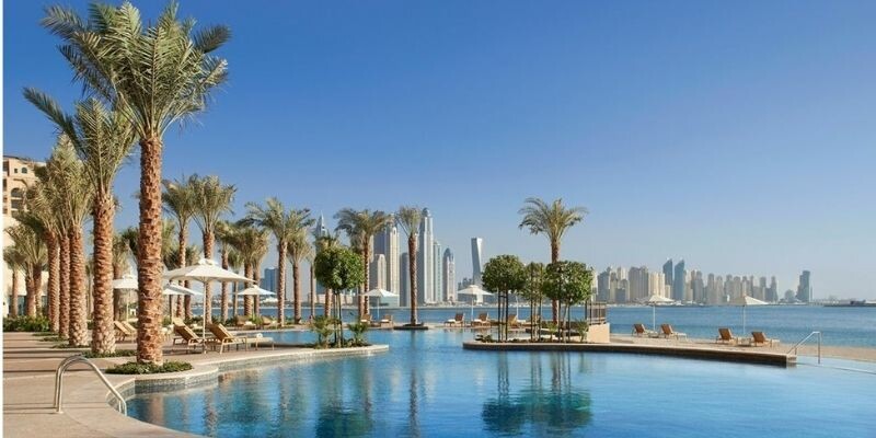 لعطلة مفعمة بالرفاهية.. 3 من أكثر المسابح تميزاً في دبي 
