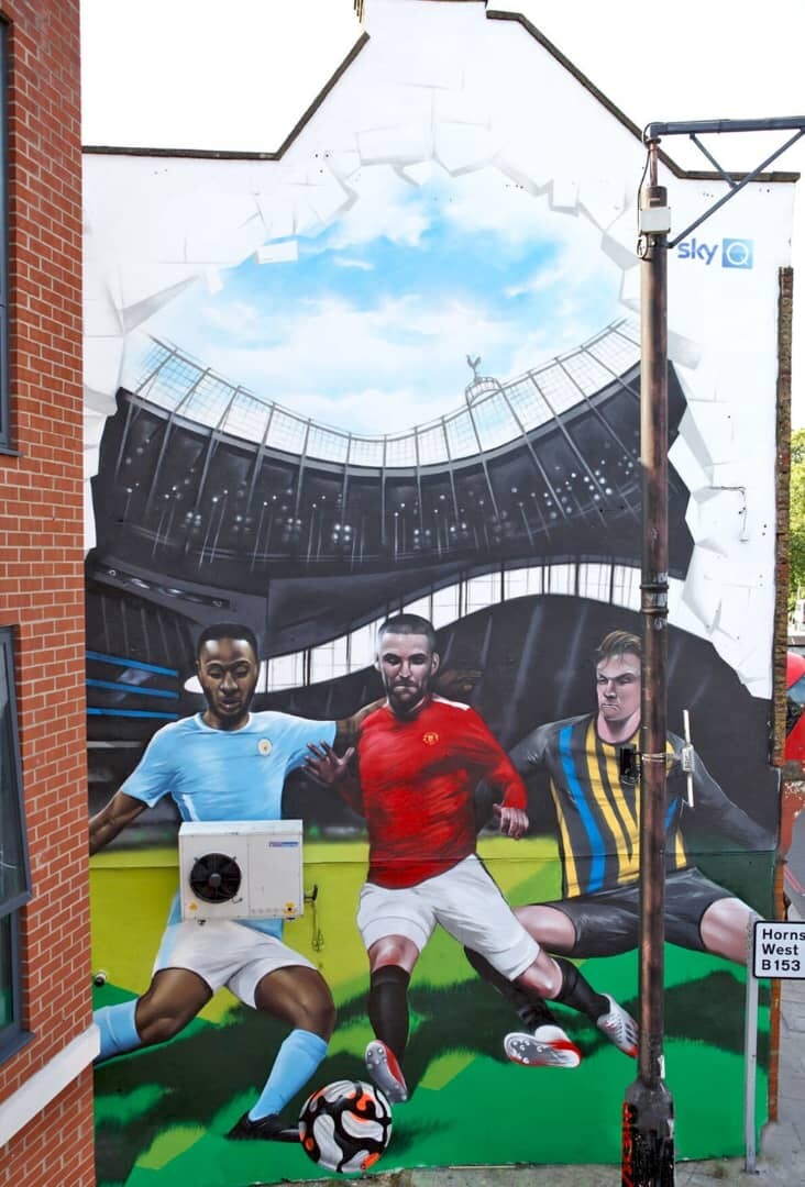 الكشف عن لوحة جدارية لأبطال كرة القدم المفضلين في إنجلترا 