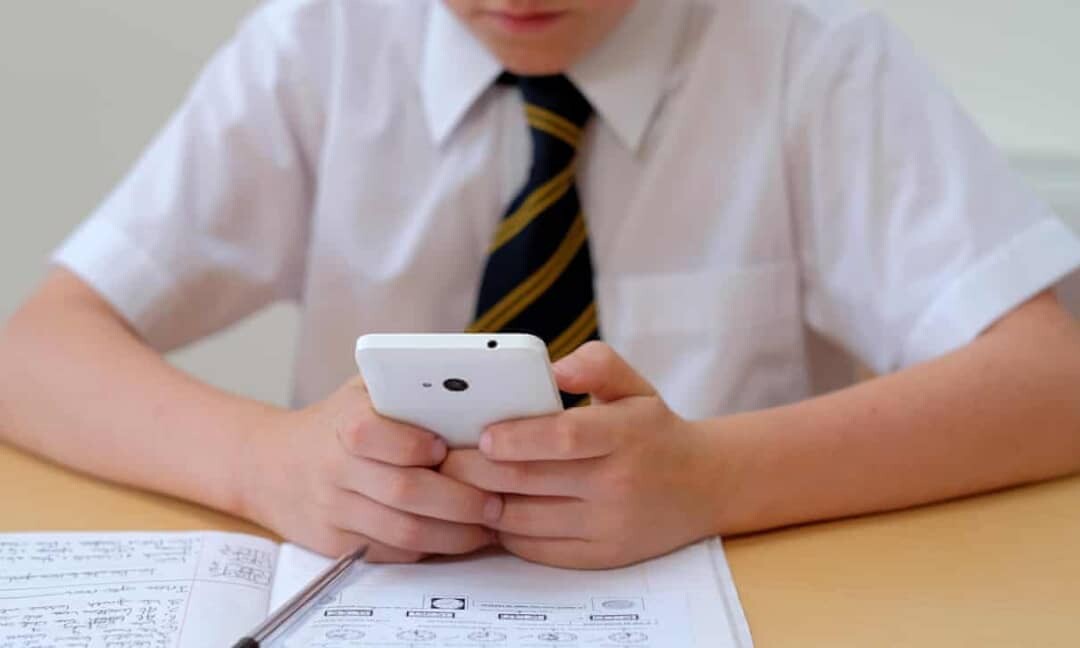 خطة حظر الهواتف في الفصول الدراسية تثير استياء مدراء المدارس في انجلترا 