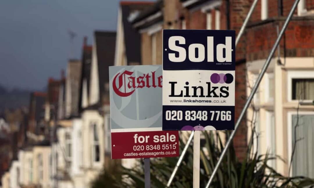 انخفاض أسعار المنازل الكبيرة في المملكة المتحدة 