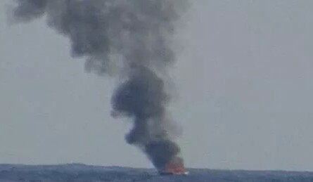 حريق قارب Cornwall:  الدخان يملأ الأفق وإنقاذ أحد أفراد الطاقم 