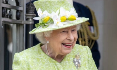 بطريقة طريفة.. ملكة بريطانيا تسخر من سياح أمريكيين لم يتعرفوا عليها 