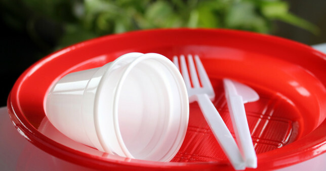 بريطانيا تخطط لحظر أدوات الطعام البلاستيكية في إنجلترا.. والسبب؟ 