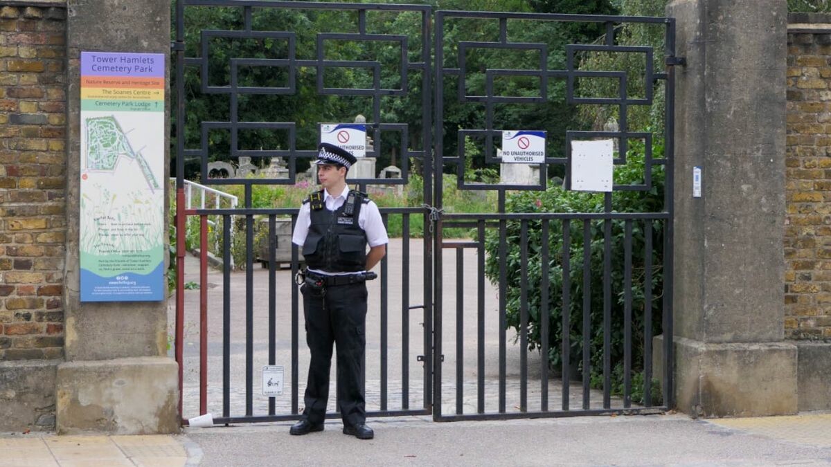 العثور على جثة رجل خمسيني "مقتولاً" في أحد مقابر لندن! 