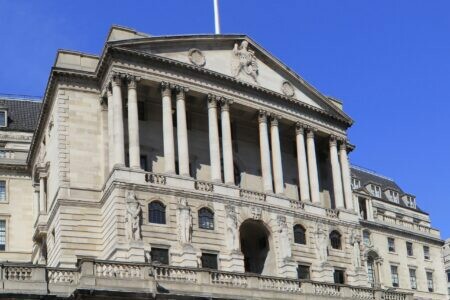 بنك إنجلترا يرفع توقعات التضخم مجددًا ويحذر من استمرار ارتفاع الأسعار 