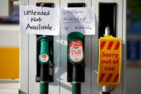 أزمة الوقود: نصف محطات الوقود في المملكة المتحدة تتوقف عن الخدمة 