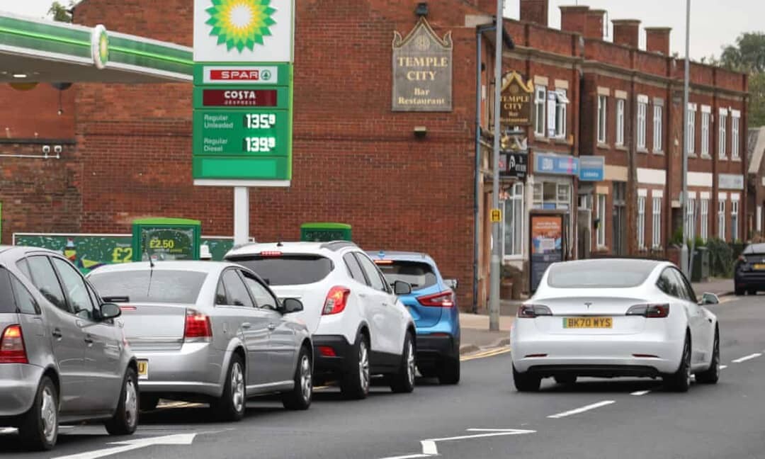 أزمة الوقود ترفع استهلاك السيارات الكهربائية في المملكة المتحدة 