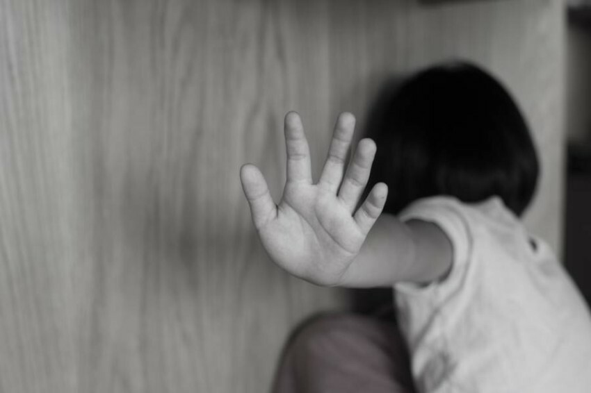 السجن 6 سنوات لأم بريطانية اعتدت جنسيا على أطفالها 