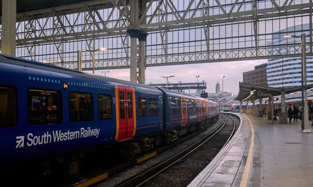 شركات السكك الحديدية في المملكة المتحدة تتخلى عن آلاف الوظائف وسط خفض تكلفة كوفيد 