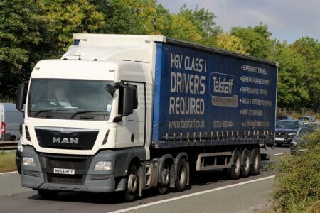 وظائف برواتب خيالية لسائقي الشاحنات الثقيلة في المملكة المتحدة 
