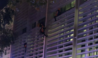 متظاهرون يتسلقون مبنى الحكومة البريطانية    