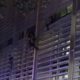 متظاهرون يتسلقون مبنى الحكومة البريطانية    