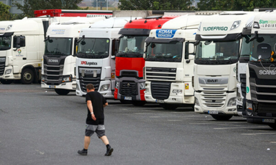 بريطانيا تخفف القواعد لسائقي الشاحنات الأجانب لمواجهة أزمة الإمداد 