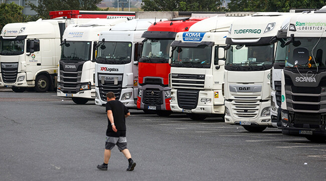 بريطانيا تخفف القواعد لسائقي الشاحنات الأجانب لمواجهة أزمة الإمداد 