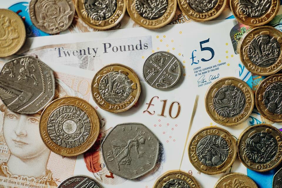 مهلة 100 يوم فقط من المركزي البريطاني للتخلص من الأوراق النقدية القديمة 