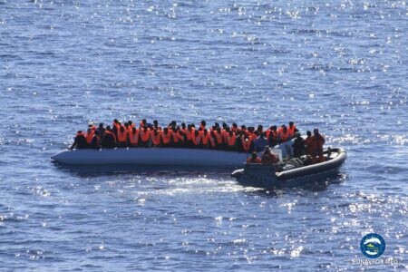 أكثر من 20 ألف مهاجر قد وصلوا إلى بريطانيا في قوارب ‘الموت’ منذ بداية العام 