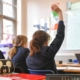 تراجع الإصابات بفيروس كوفيد بين أطفال المدارس الثانوية في إنجلترا 