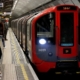 سائقو مترو لندن يصوّتون بالإجماع على إضراب شامل عن العمل 