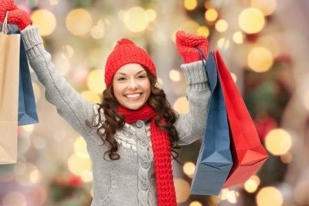 البريطانيون يتسوقون لعيد الميلاد مقدمًا خوفًا من مشاكل التوريد 