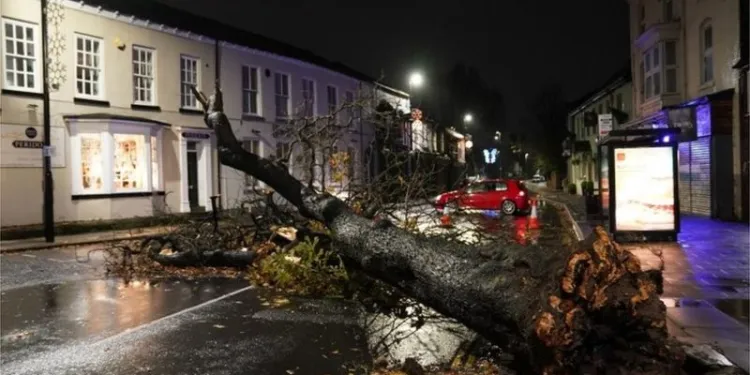 عاصفة "أروين" تتسبب بمقتل شخصين وقطع الكهرباء عن 80 ألف منزل في بريطانيا 
