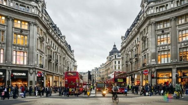 أعداد المتسوقين في شوارع بريطانيا تتراجع لمستوى قياسي في أسبوع الميلاد 