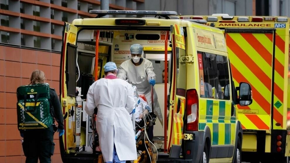 بريطانيا تسجل 12 حالة وفاة بـ أوميكرون.. والحكومة تدرس فرض قيود أكثر صرامة 