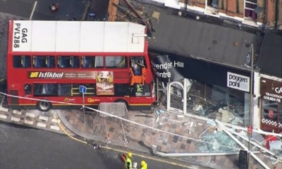 إصابات بين طلاب المدارس جراء اصطدام حافلة بمتجر في لندن 