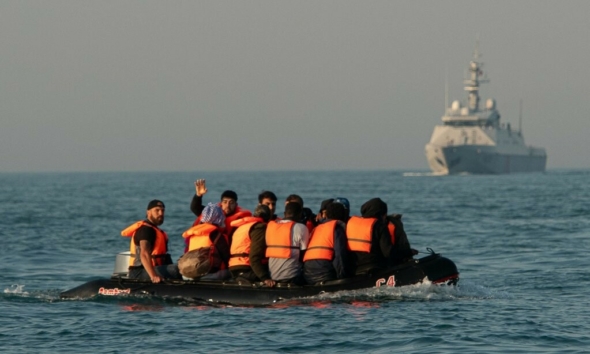 بريطانيا تعترف بمصادرة هواتف اللاجئين بشكل غير قانوني 