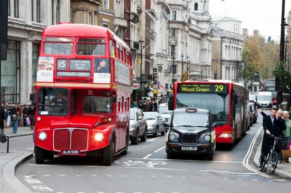 عمدة لندن  يفرض رسوم على السائقين لكل رحلة بالسيارة في لندن 