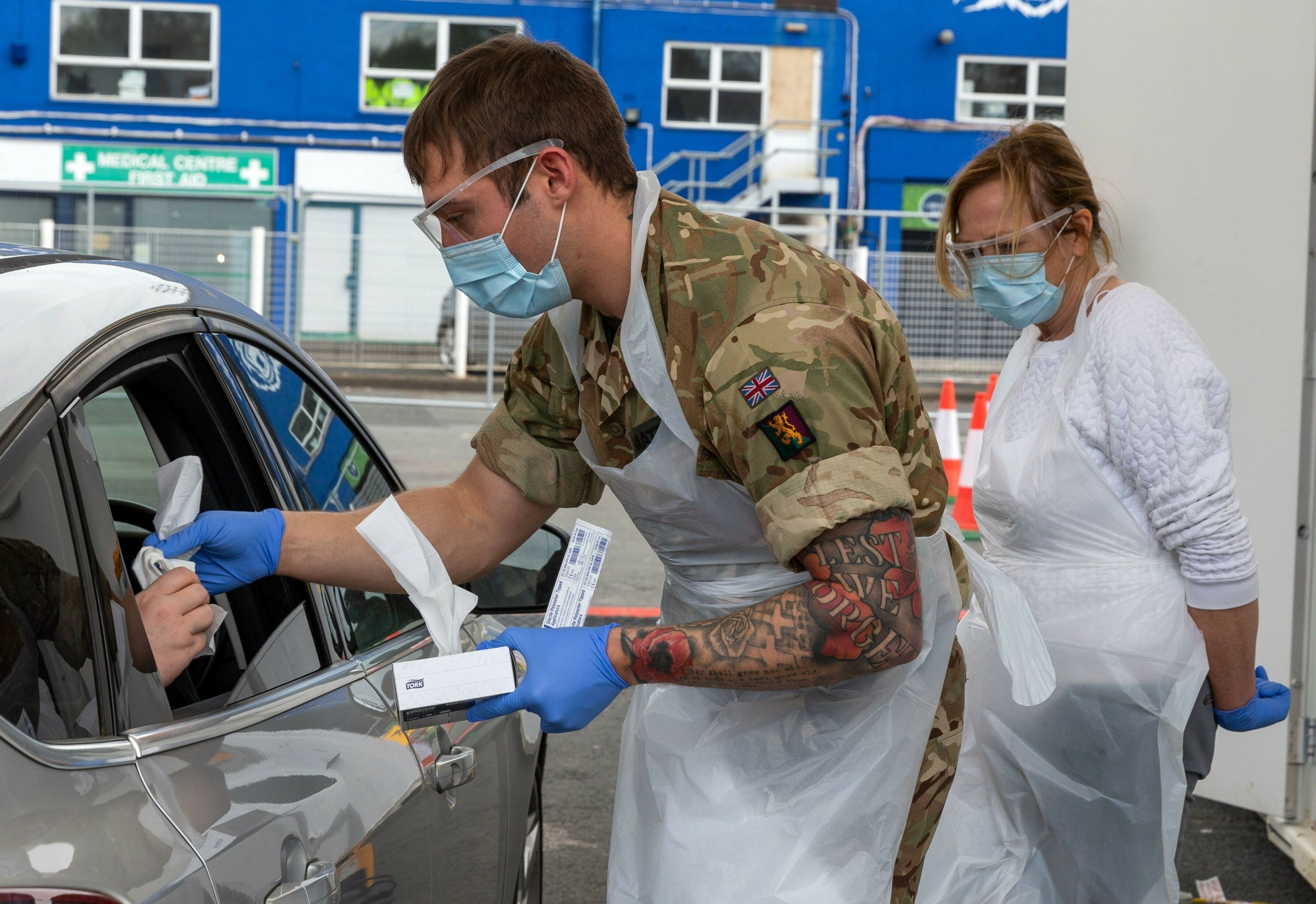 بريطانيا تستعين بالجيش لمساعدة المستشفيات وسط ارتفاع إصابات كورونا 