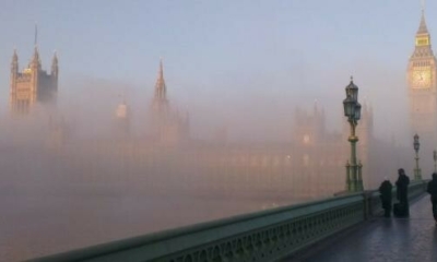 مكتب الأرصاد الجوية  في بريطانيا يحذر  من تأخير في خدمات الحافلات والقطارات بسبب الضباب الكثيف 