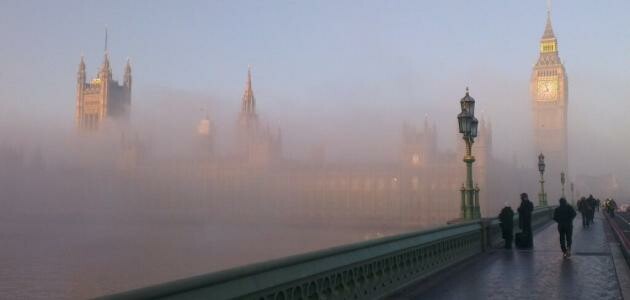 مكتب الأرصاد الجوية  في بريطانيا يحذر  من تأخير في خدمات الحافلات والقطارات بسبب الضباب الكثيف 