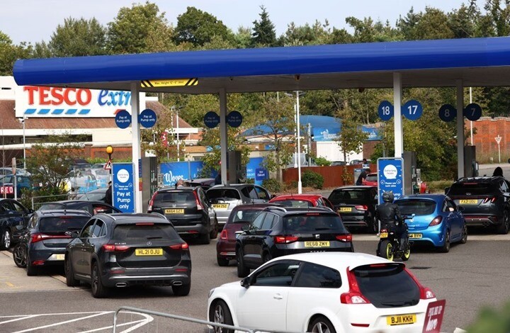أكبر مشغل الوقود في المملكة المتحدة تعلن عن خفض أسعارها في عدد من محطات الطرقات السريعة  فماهي ؟ 