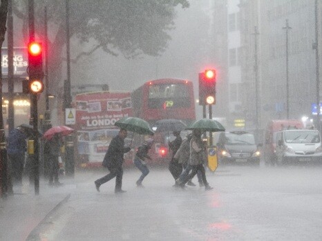 الأرصاد الجوية في بريطانيا تحذر من حدوث فيضانات بسبب الأمطار الغزيرة 