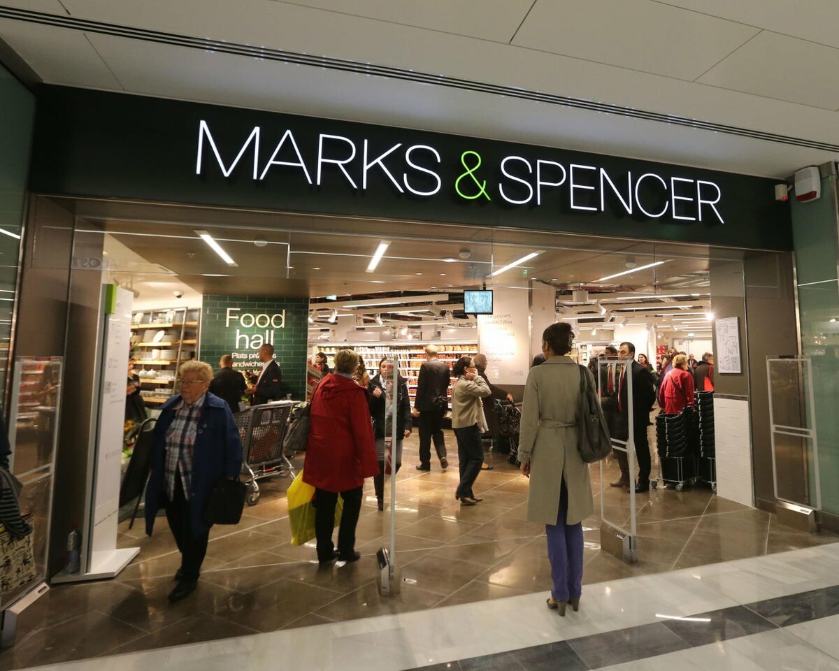 Marks & Spencer  ترفع الحد الأدنى للأجور إلى  وتوفر فحوصات طبية مجانية 